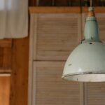 Industrielle Metall-Pendelleuchte über einem Esstisch in modernem Wohnraum, der Stil und Funktionalität vereint.